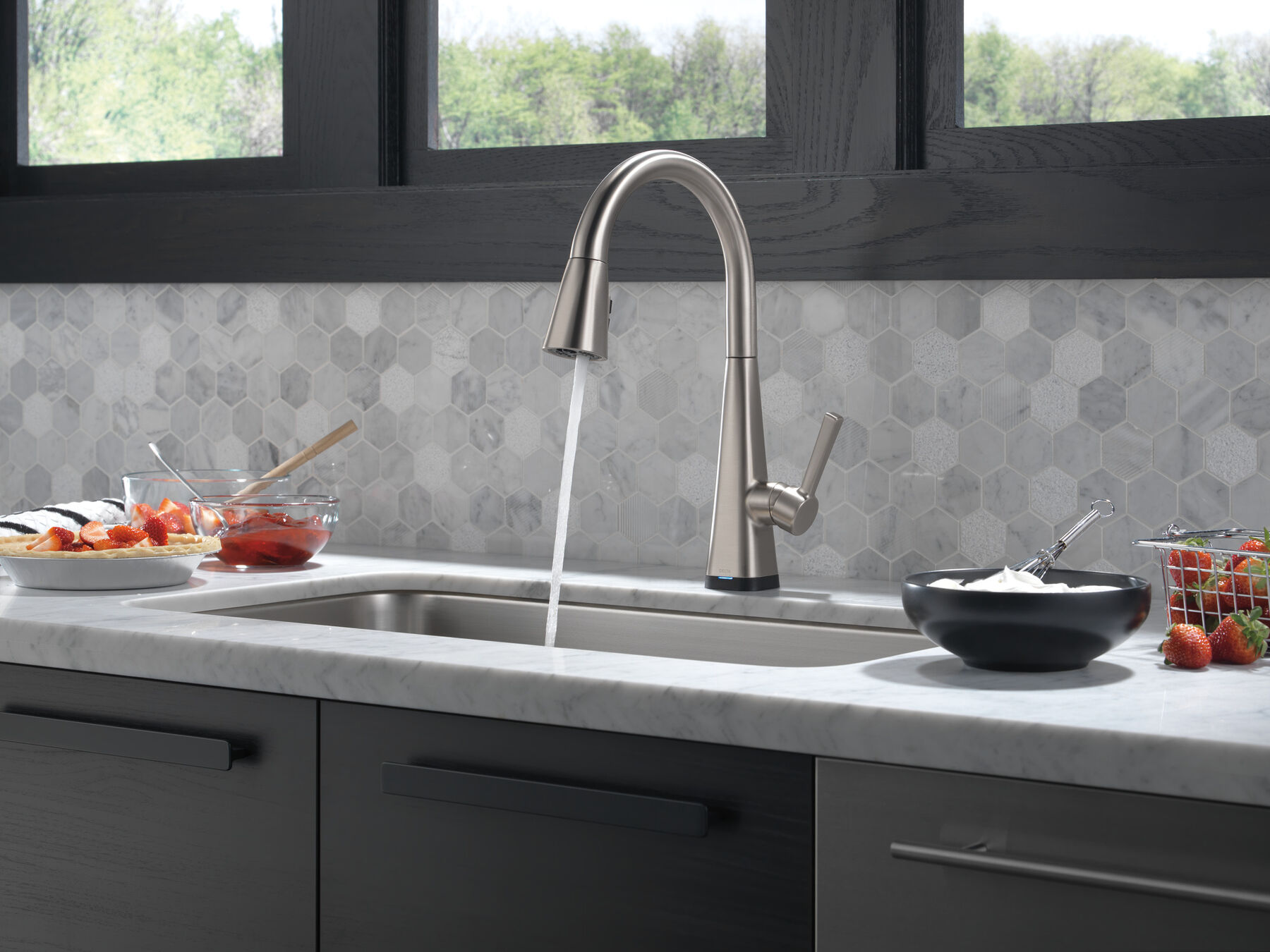 Single-Handle Pull-Down Kitchen Faucet with Touch<sub>2</sub>O® Technology, image 38