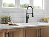 Llave para cocina extensible de una manija con tubo de salida con muelle