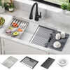 Lavabo de cocina tipo estación de trabajo con un receptáculo de compuesto de granito de 32" de montaje bajo encimera, con reborde WorkFlow™ y accesorios