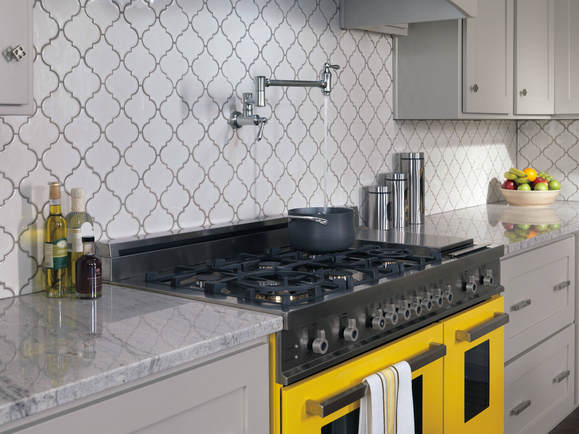 Llave para llenar ollas de montaje en pared estilo tradicional en Arctic Stainless 1177LF AR Delta Faucet