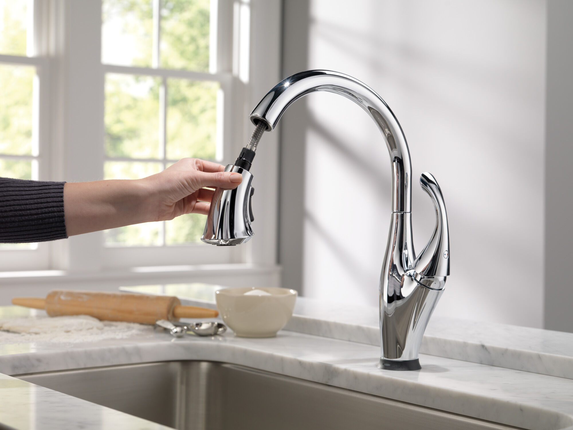 Llave para cocina extensible de una manija con tecnologias Touch2O y ShieldSpray en cromado 9192T DST Delta Faucet