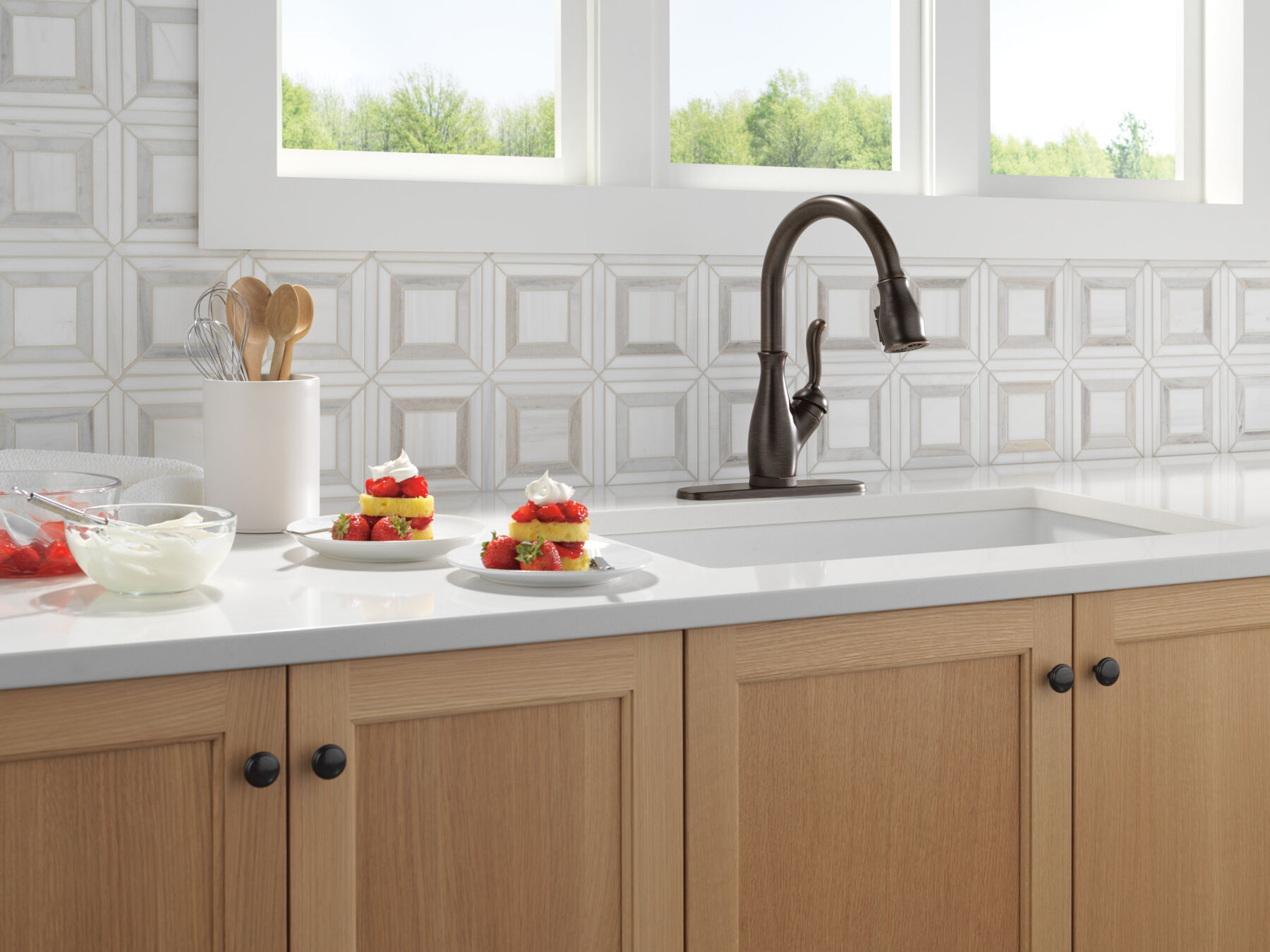 Touch2O® with Touchless™ Pull-Down Kitchen 1L with Soap Disp Bundle, image 1