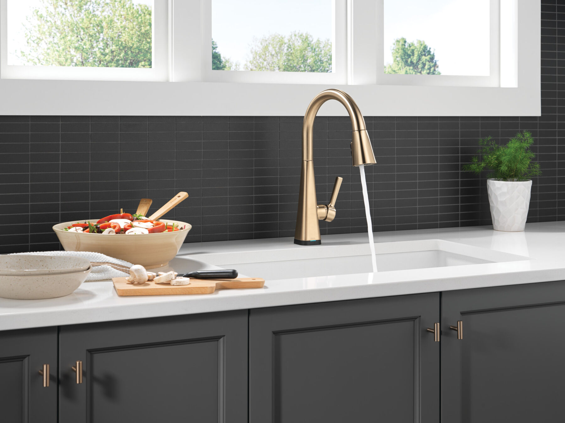 Single-Handle Pull-Down Kitchen Faucet with Touch<sub>2</sub>O® Technology, image 14