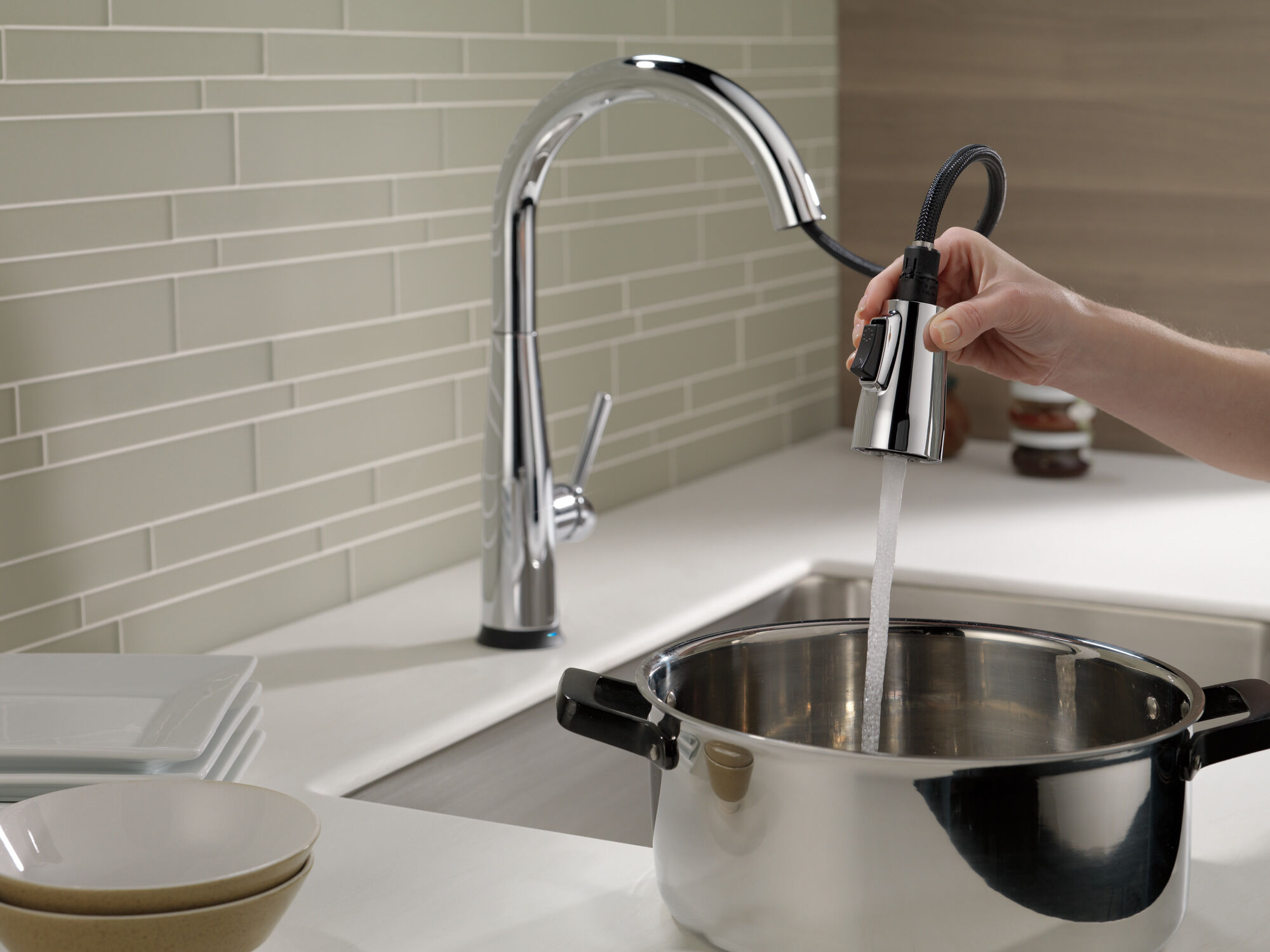 Llave para cocina extensible de una manija con tecnologia Touch2O en cromado 9113T DST Delta Faucet