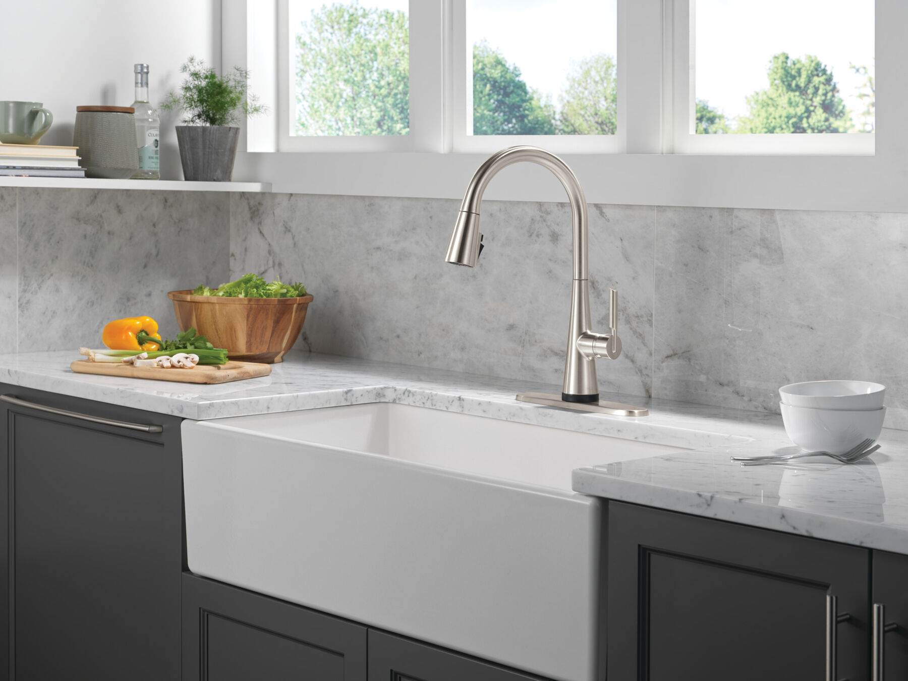 Single Handle Pull-Down Touch<sub>2</sub>O® Technology Kitchen Faucet with Touchless Technology, image 2