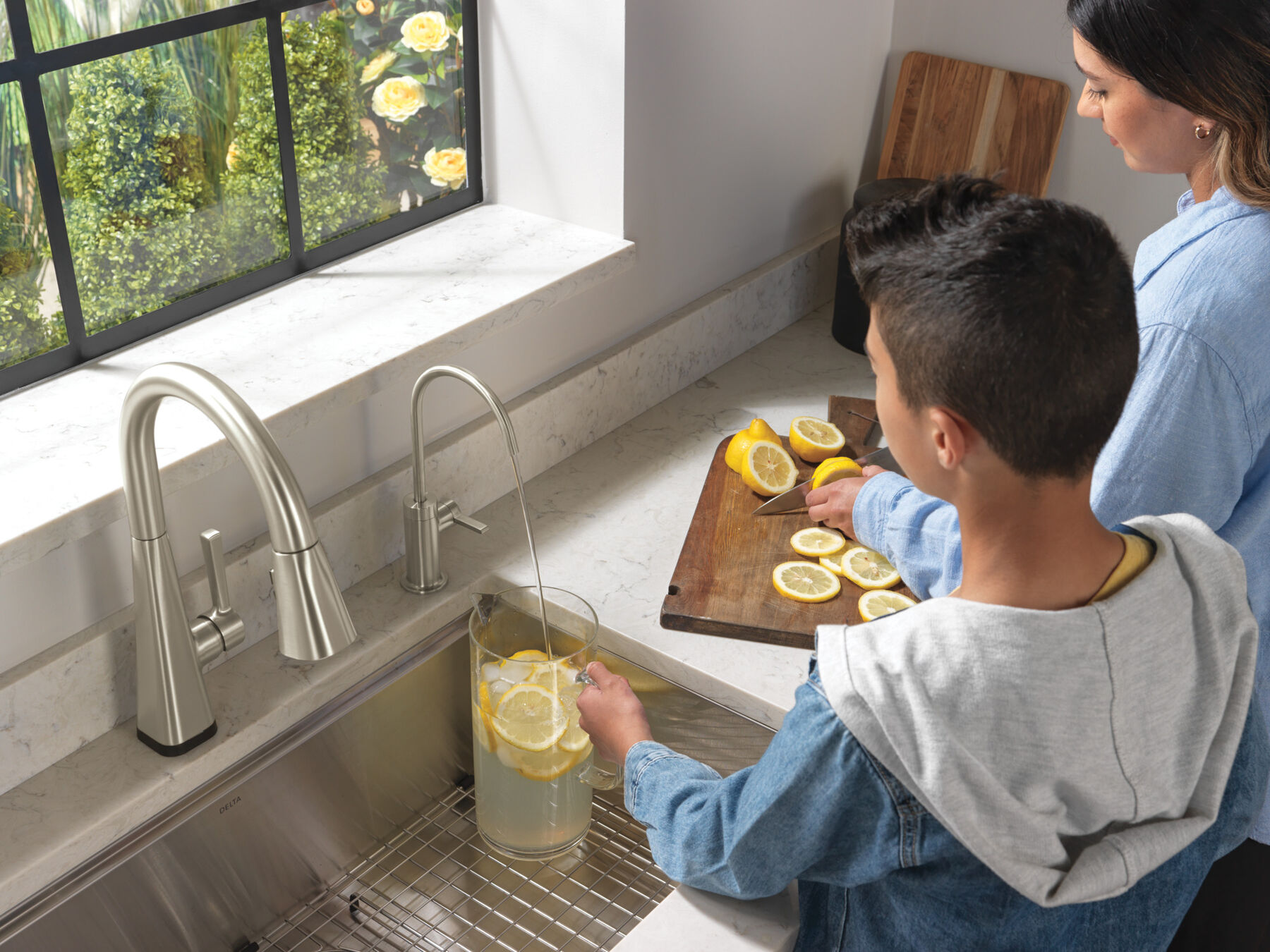 Single-Handle Pull-Down Kitchen Faucet with Touch<sub>2</sub>O® Technology, image 22