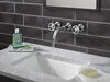 Llave para baño con dos manijas para montaje en pared