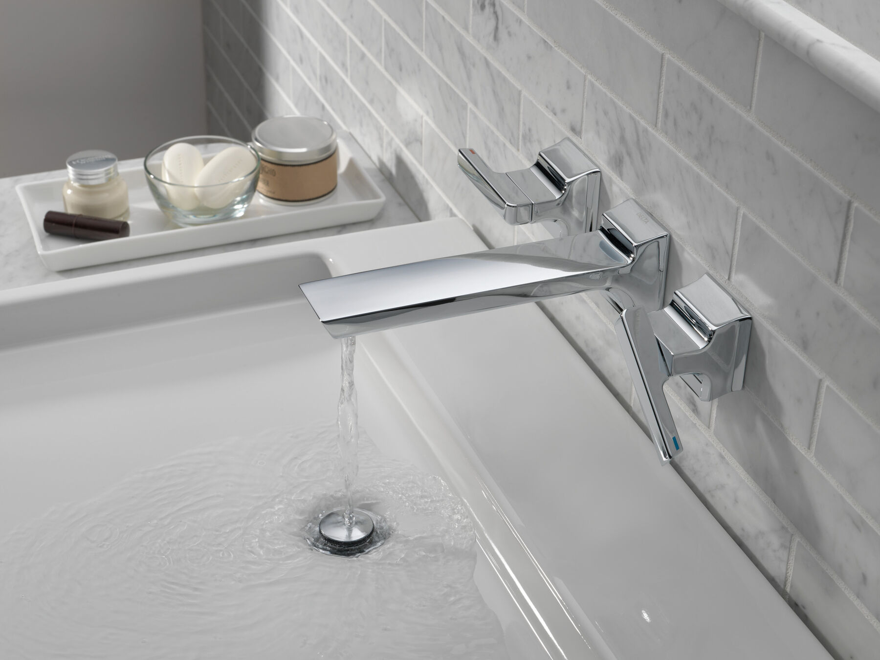 Terminación de llave para baño con dos manijas para montaje en pared, imagen 2