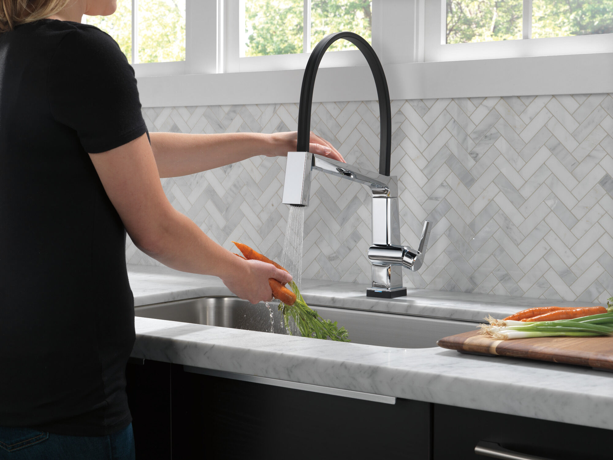 Single Handle Exposed Hose Kitchen Faucet with Touch2O Technology