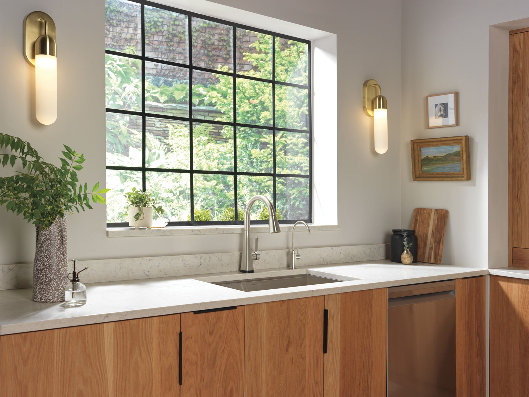 Single-Handle Pull-Down Kitchen Faucet with Touch<sub>2</sub>O® Technology, image 2