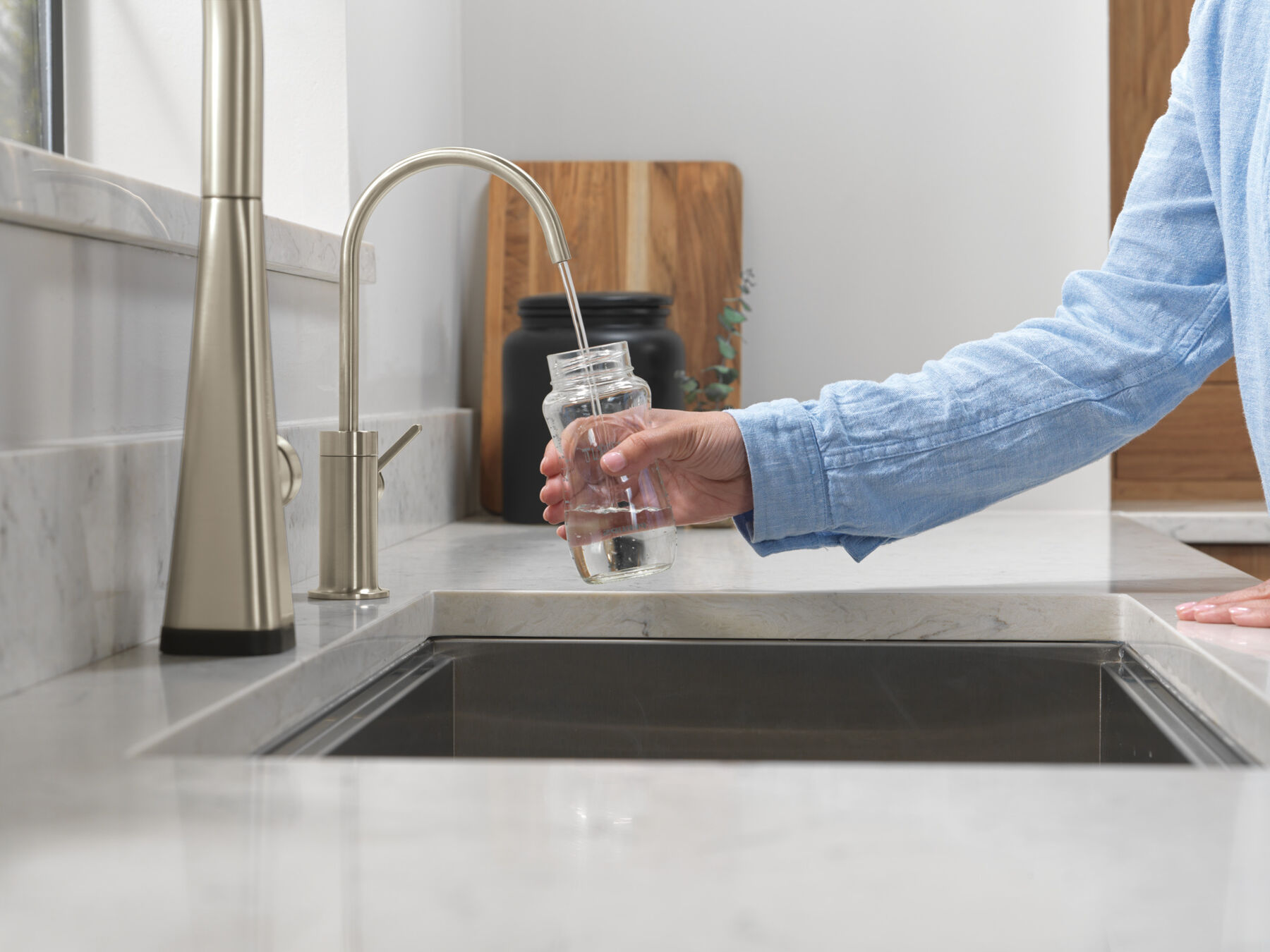 Single-Handle Pull-Down Kitchen Faucet with Touch<sub>2</sub>O® Technology, image 19