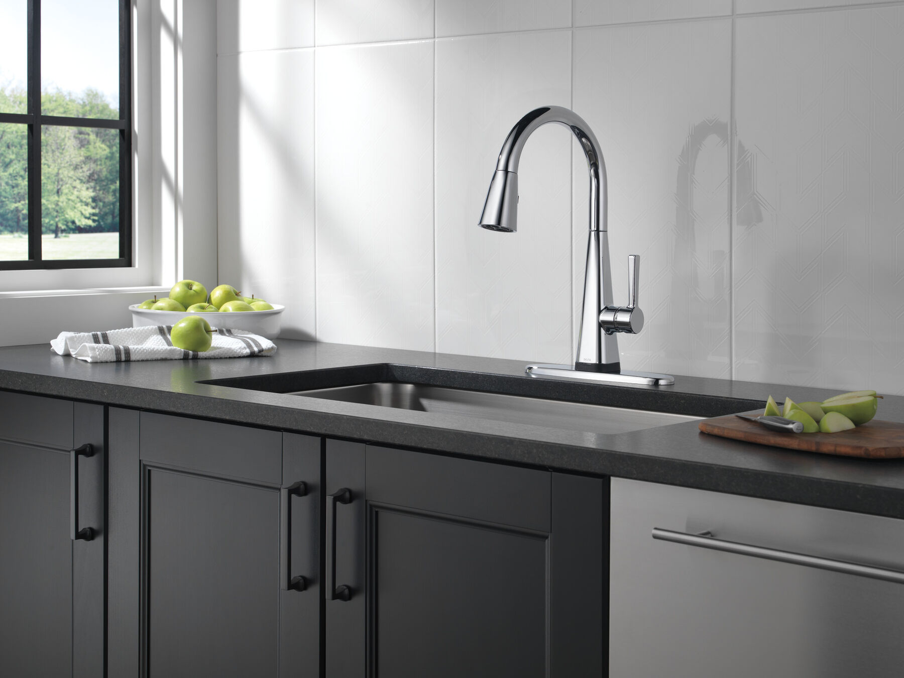 Single-Handle Pull-Down Kitchen Faucet with Touch<sub>2</sub>O® Technology, image 2