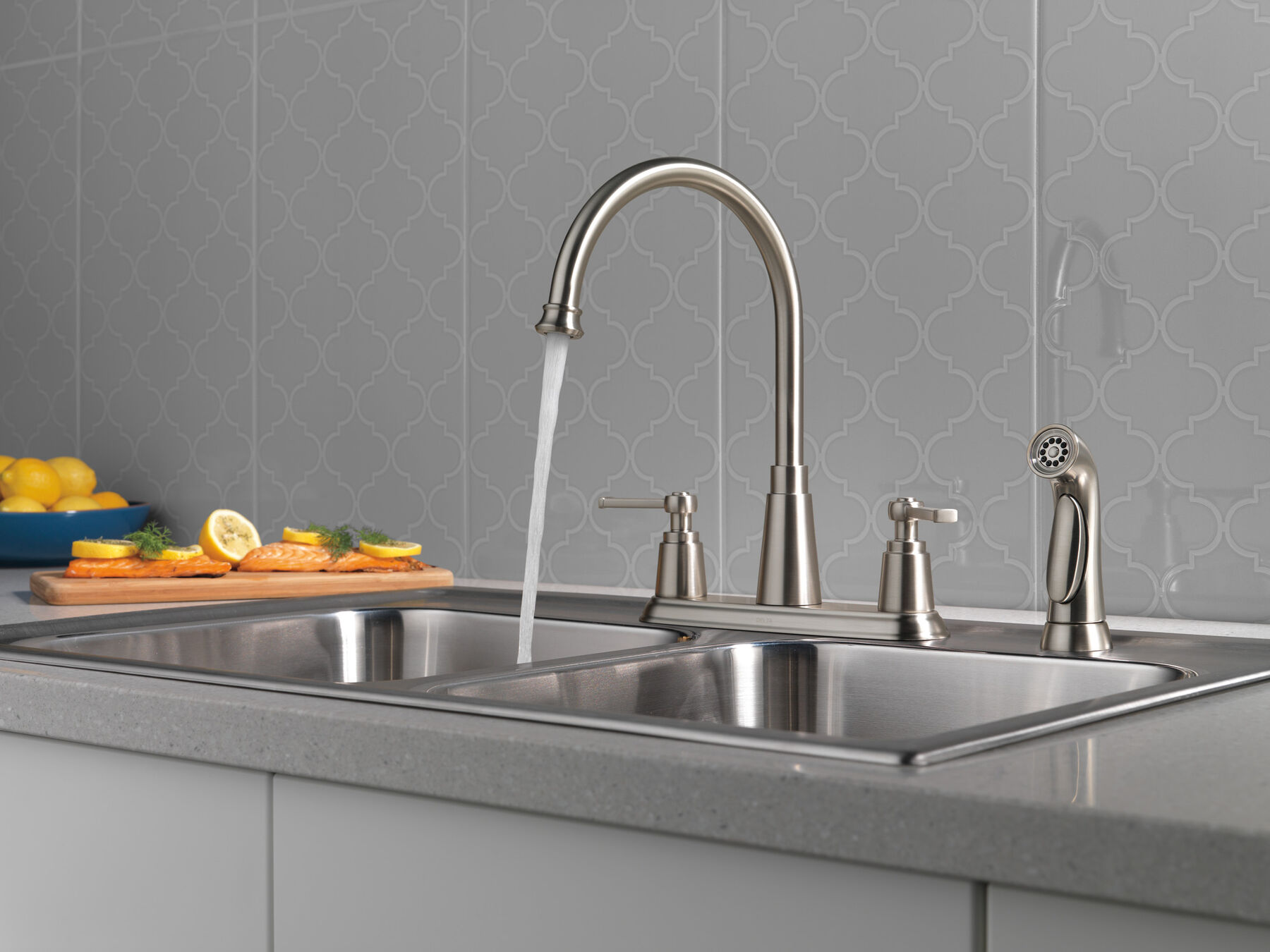Llave para cocina con dos manijas y rociador, imagen 3