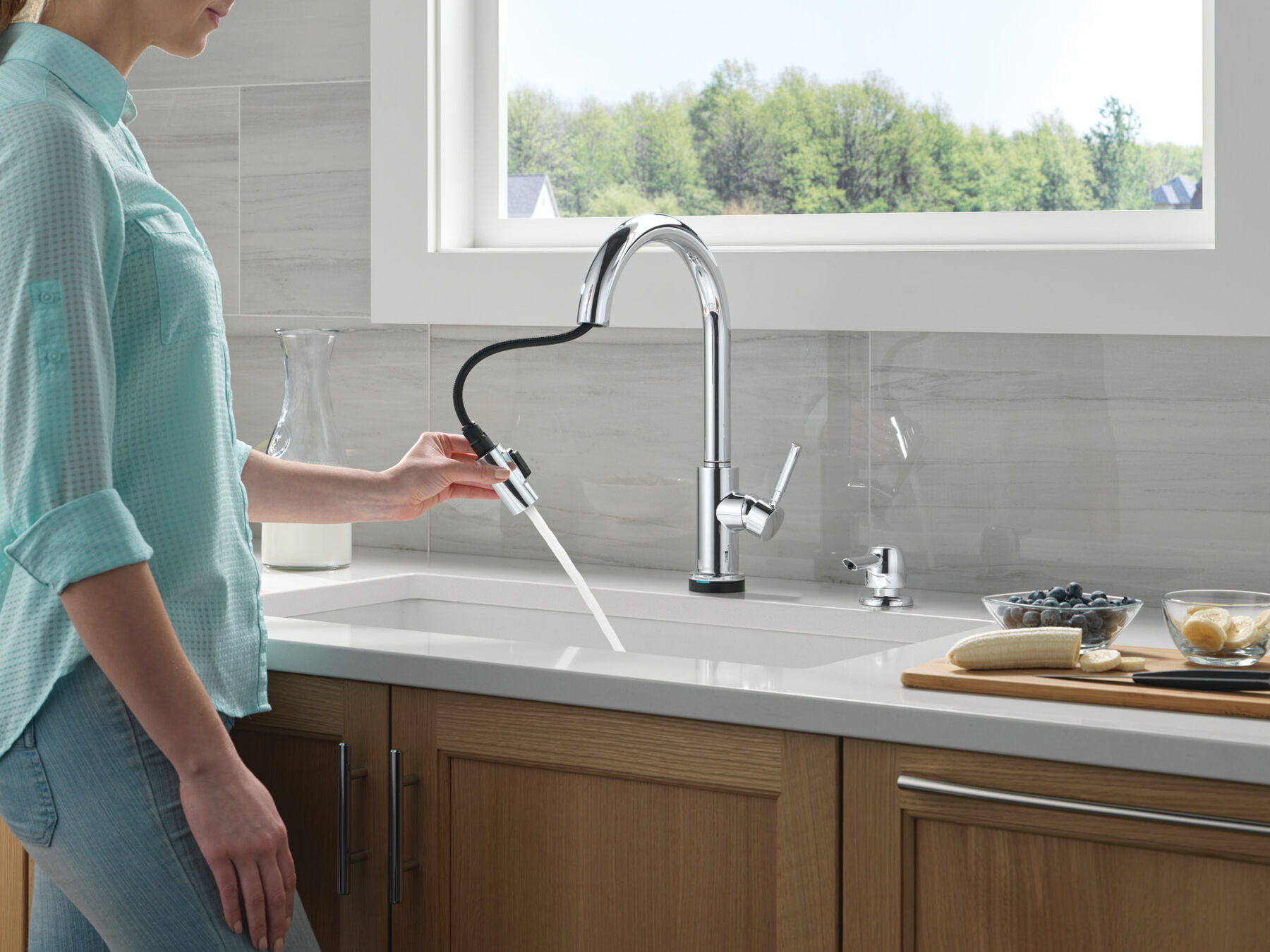 Single Handle Pull-Down Touch<sub>2</sub>O® Technology Kitchen Faucet with Touchless Technology, image 4