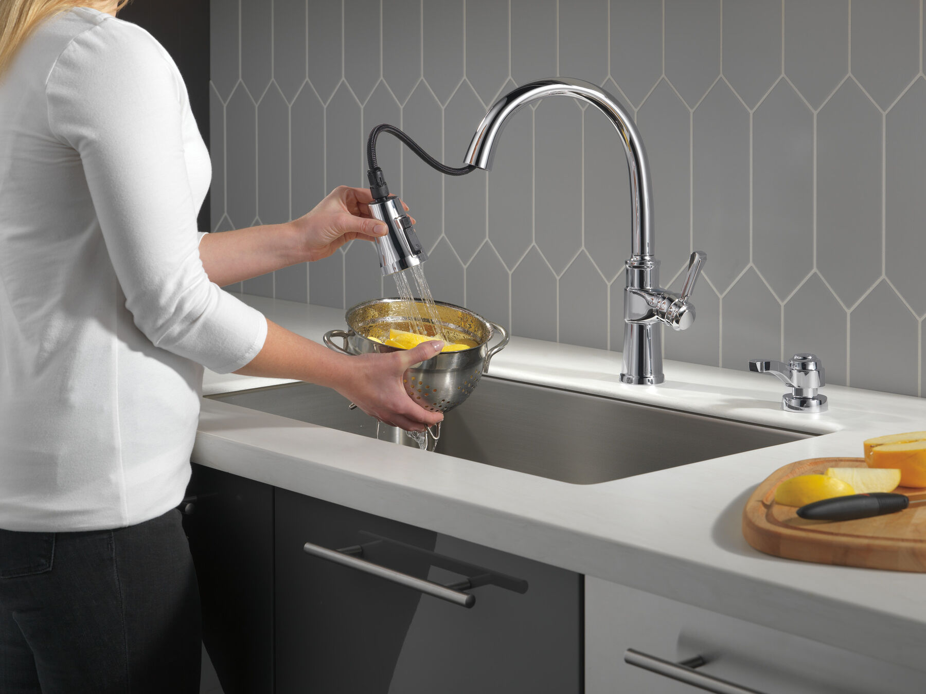 Llave para cocina monomando extensible con dispensador de jabón y tecnología ShieldSpray®, imagen 3