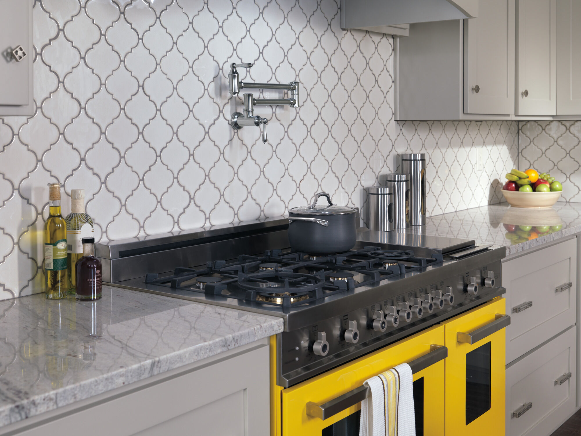Llave para llenar ollas de montaje en pared estilo tradicional en Arctic Stainless 1177LF AR Delta Faucet