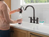 Llave para cocina tipo puente extensible con dos manijas