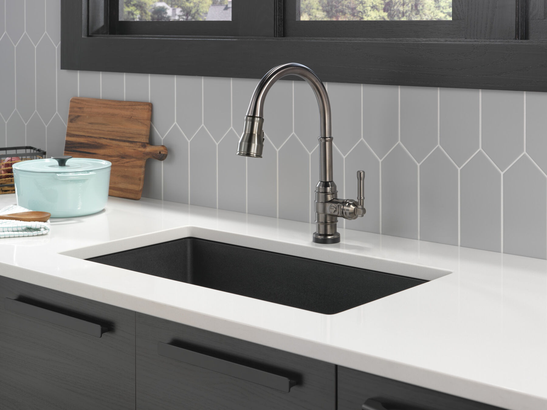Single Handle Pull-Down Kitchen Faucet With Touch<sub>2</sub>O® Technology, image 1