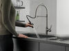 Llave para cocina extensible de una manija con tubo de salida con muelle