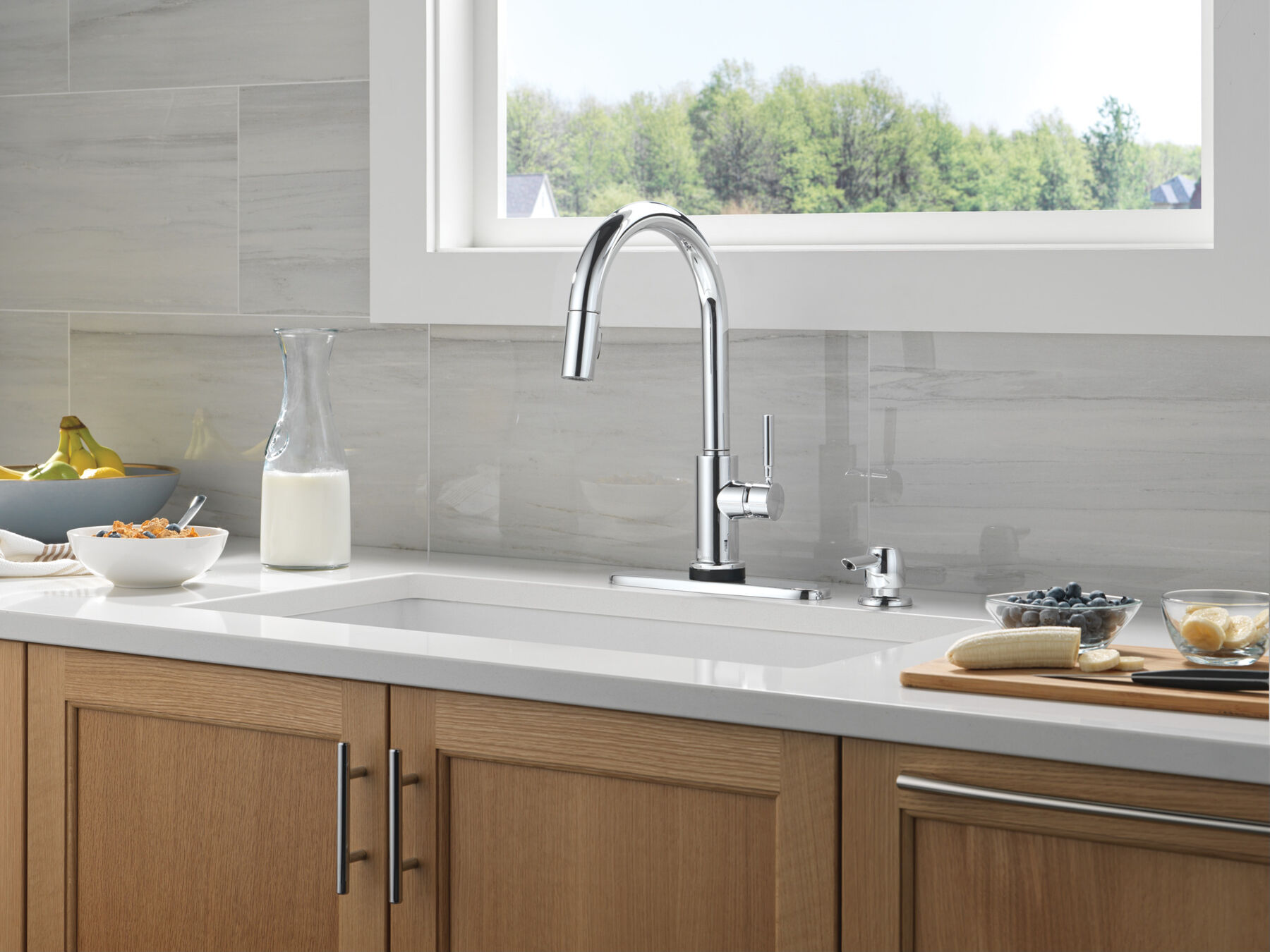 Single Handle Pull-Down Touch<sub>2</sub>O® Technology Kitchen Faucet with Touchless Technology, image 2