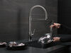 Llave para cocina extensible de una manija con tubo de salida con muelle