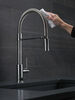 Llave para cocina extensible de una manija con tubo de salida con muelle