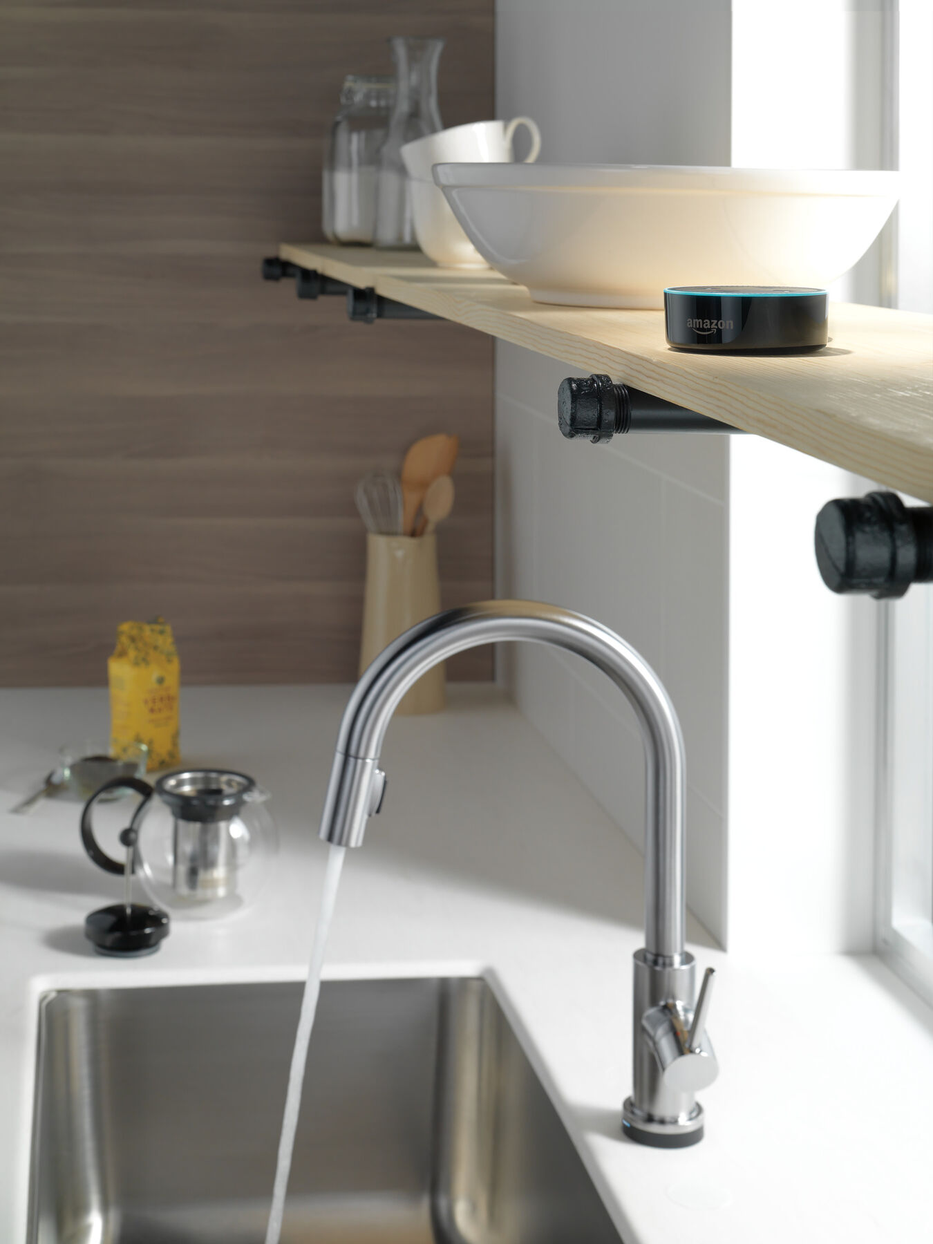 VoiceIQ® Single-Handle Pull-Down Kitchen Faucet with Touch<sub>2</sub>O® Technology, image 2