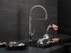 Llave para cocina extensible de una manija con tubo de salida con muelle