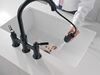 Llave para cocina tipo puente extensible con dos manijas
