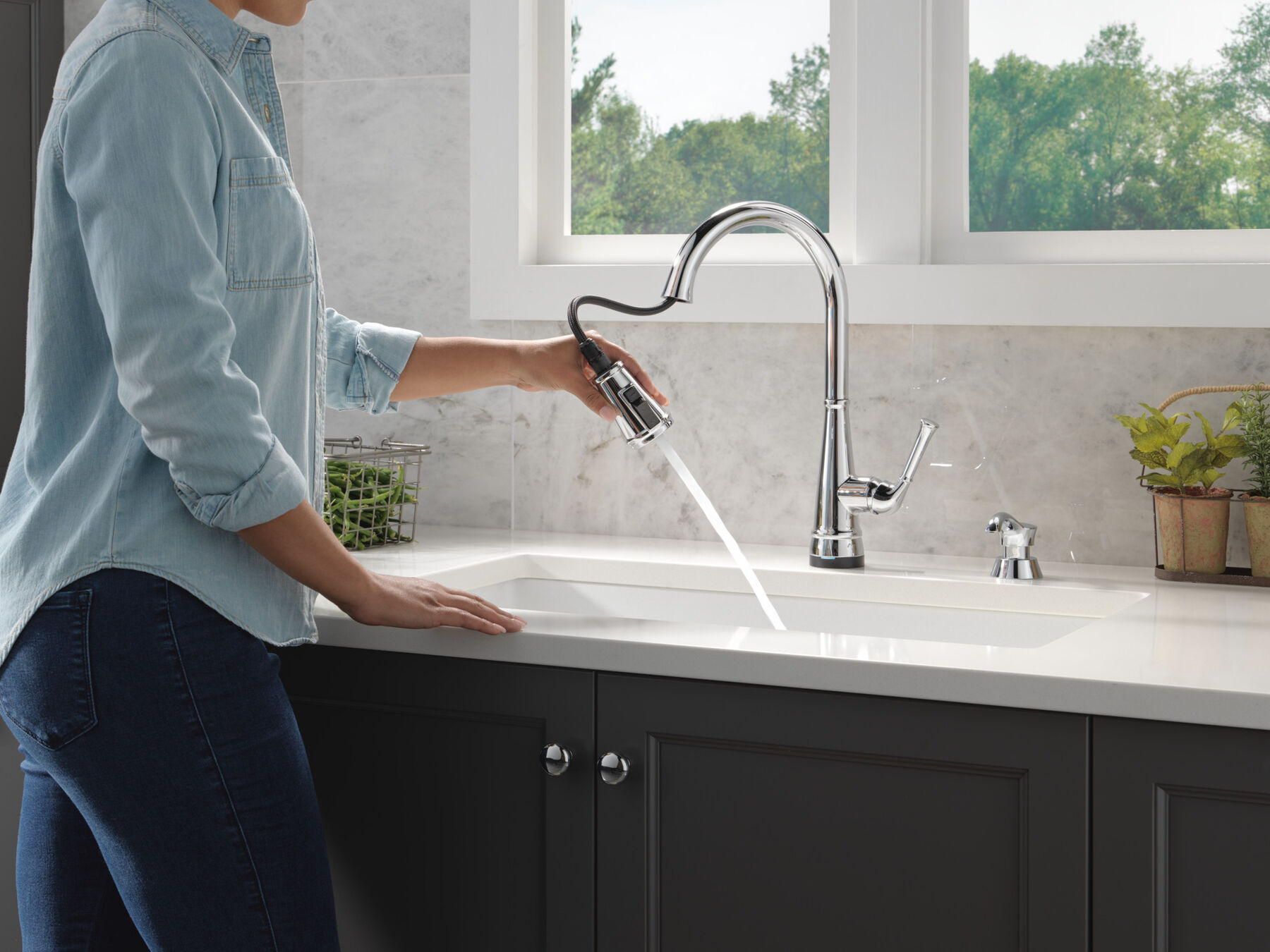 Single Handle Pull-Down Kitchen Faucet with Touch<sub>2</sub>O® Technology and ShieldSpray® Technologies, image 4
