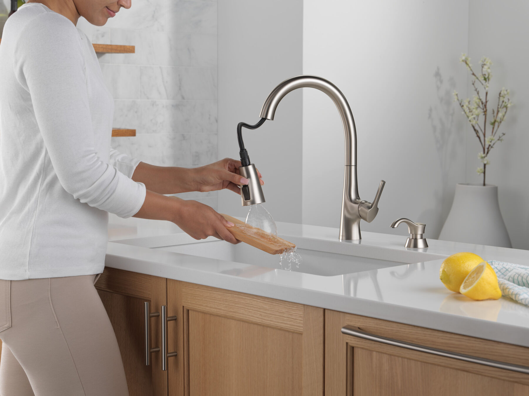 Llave para cocina monomando extensible con dispensador de jabón y tecnología ShieldSpray, imagen 5