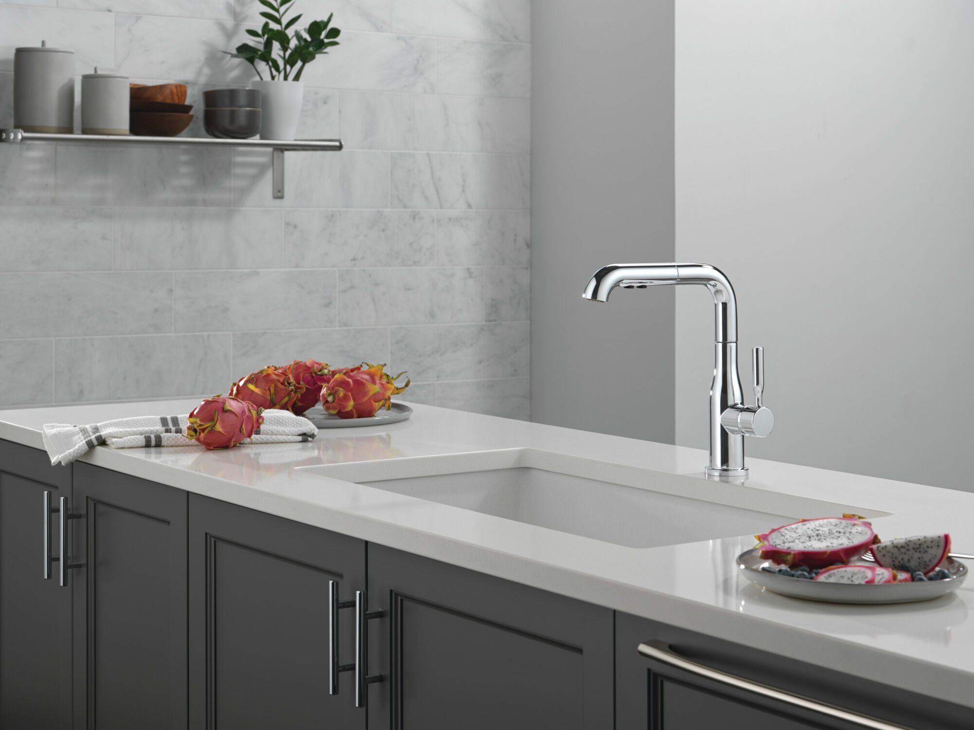 Llave para cocina retractil de una manija en cromado 16943 DST Delta Faucet