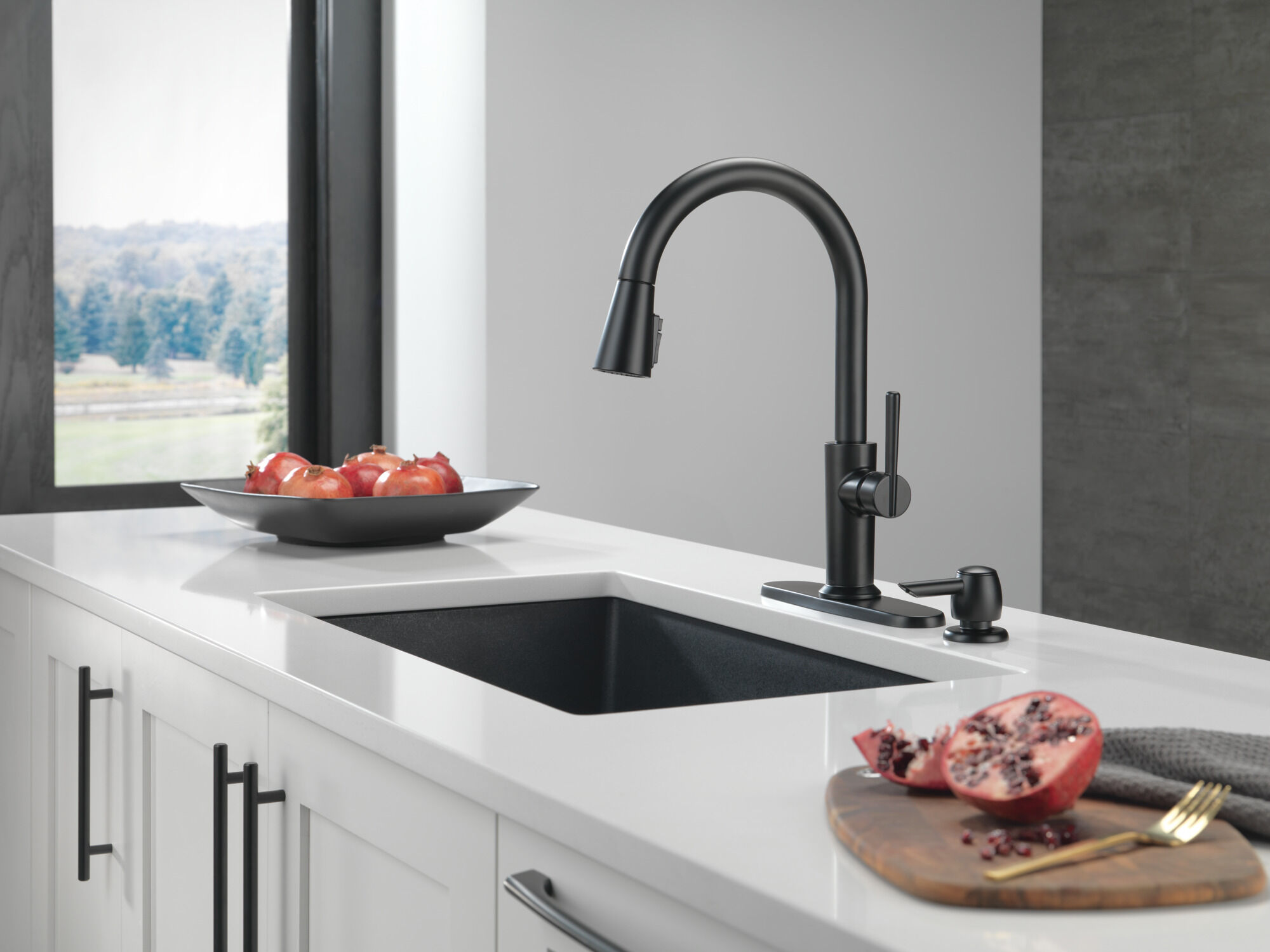 Llave para cocina extensible de una manija con dispensador de jabon y tecnologia ShieldSpray en negro mate 19805Z BLSD DST Delta Faucet