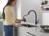 Llave para cocina extensible de una manija con tecnología ShieldSpray® en negro mate