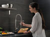 Llave para cocina extensible de una manija con tubo de salida con muelle