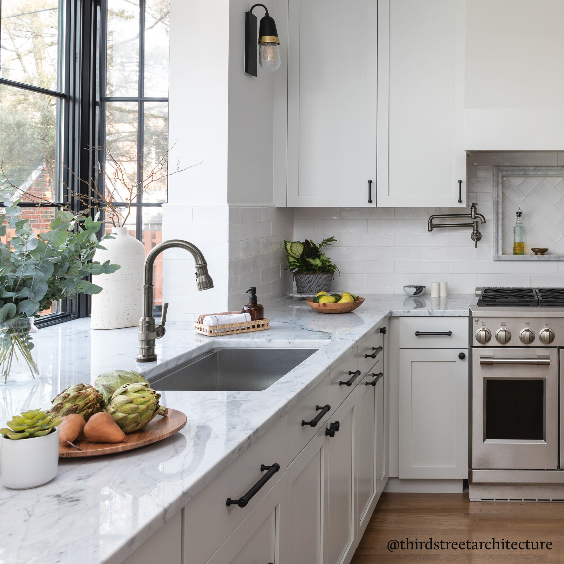 Single Handle Pull-Down Kitchen Faucet With Touch<sub>2</sub>O® Technology, image 3