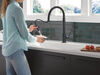 Llave para cocina extensible de una manija con tubo de salida con muelle