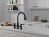 Llave para cocina tipo puente extensible con dos manijas