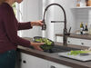 Llave para cocina extensible de una manija con tubo de salida con muelle