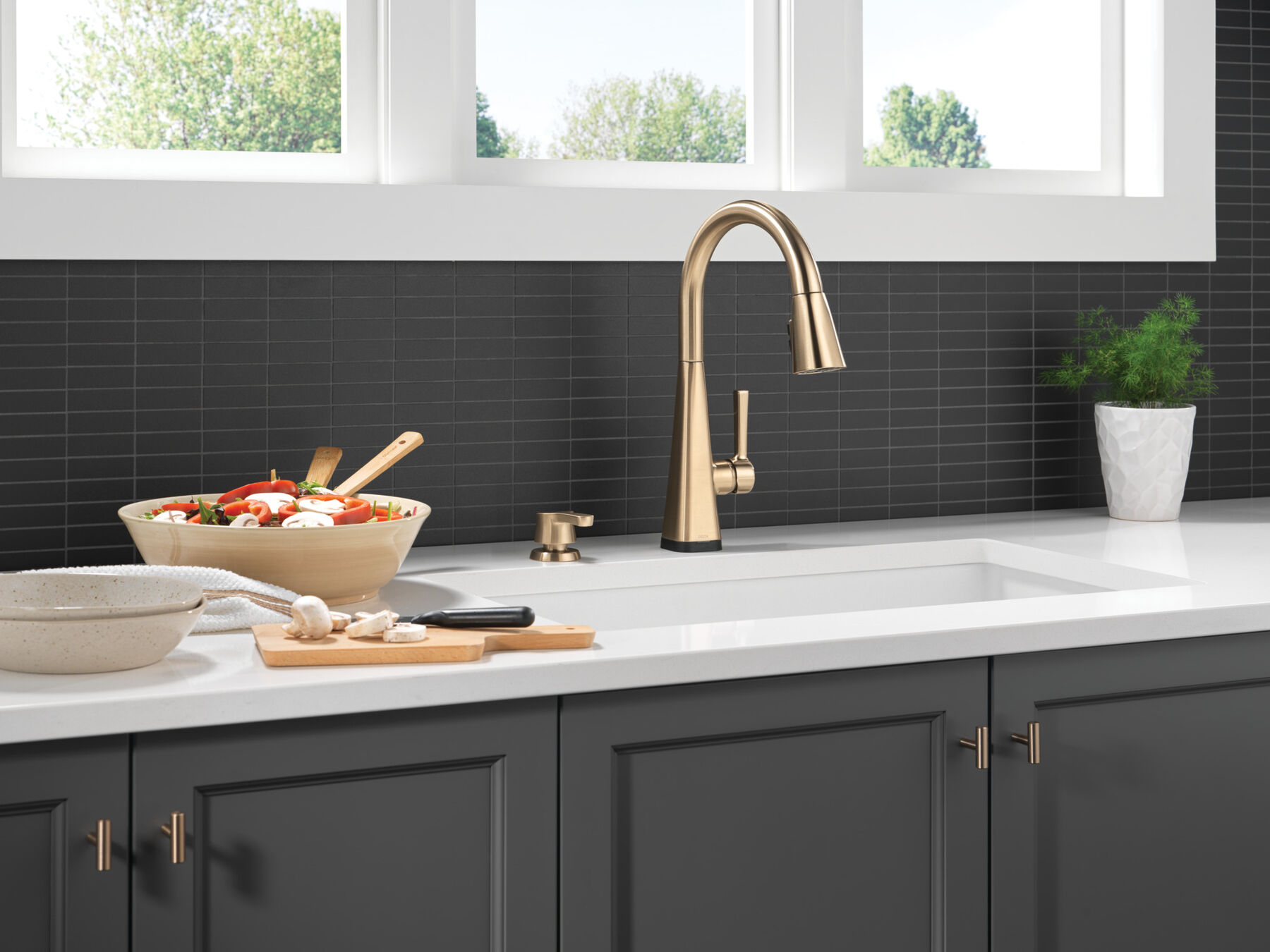 Single-Handle Pull-Down Kitchen Faucet with Touch<sub>2</sub>O® Technology, image 10