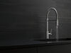 Llave para cocina extensible de una manija con tubo de salida con muelle