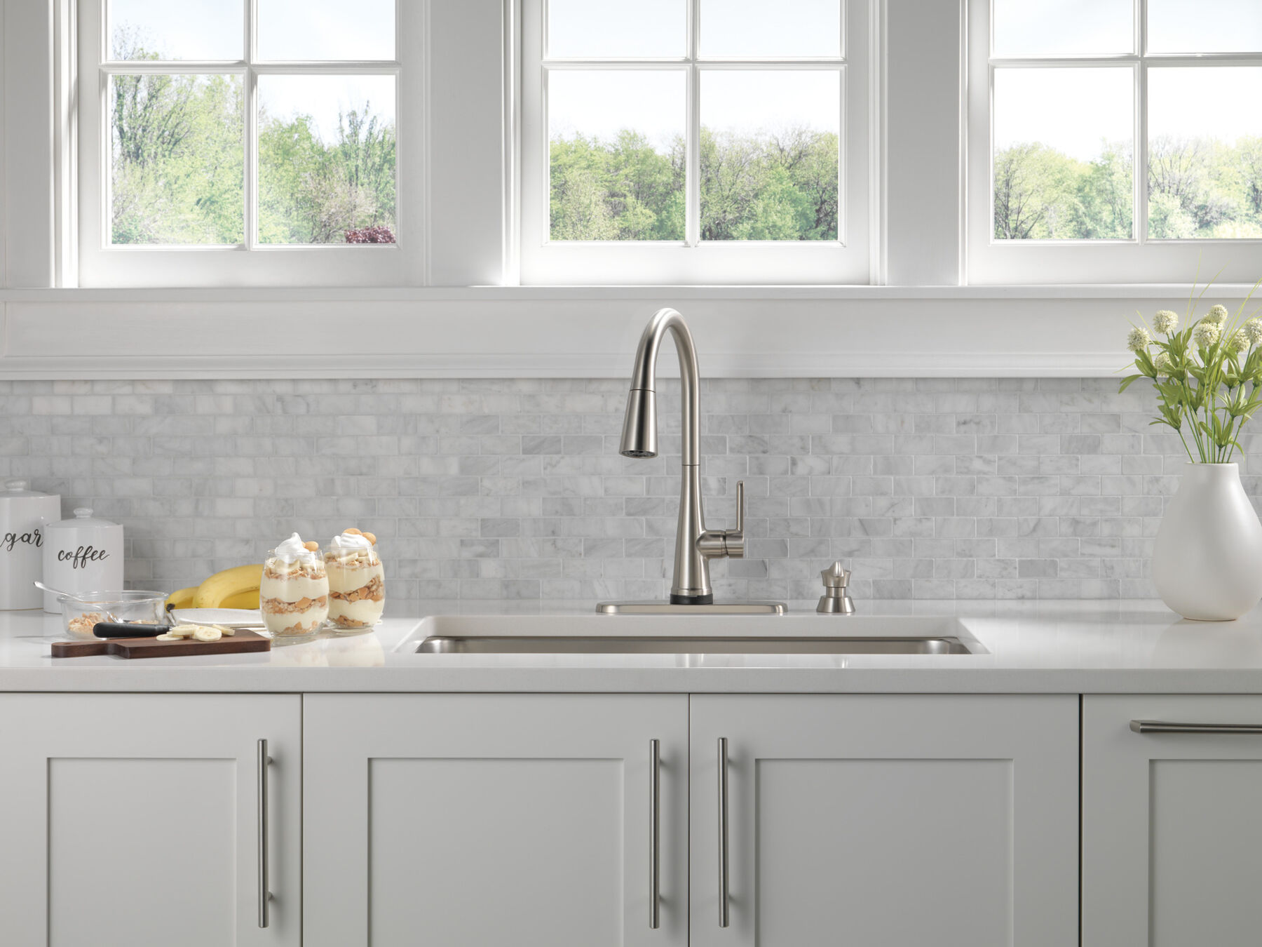 Single Handle Pull-Down Kitchen Faucet with Soap Dispenser and Touch<sub>2</sub>O® Technology Technology, image 2