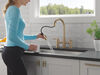 Llave para cocina tipo puente extensible con dos manijas