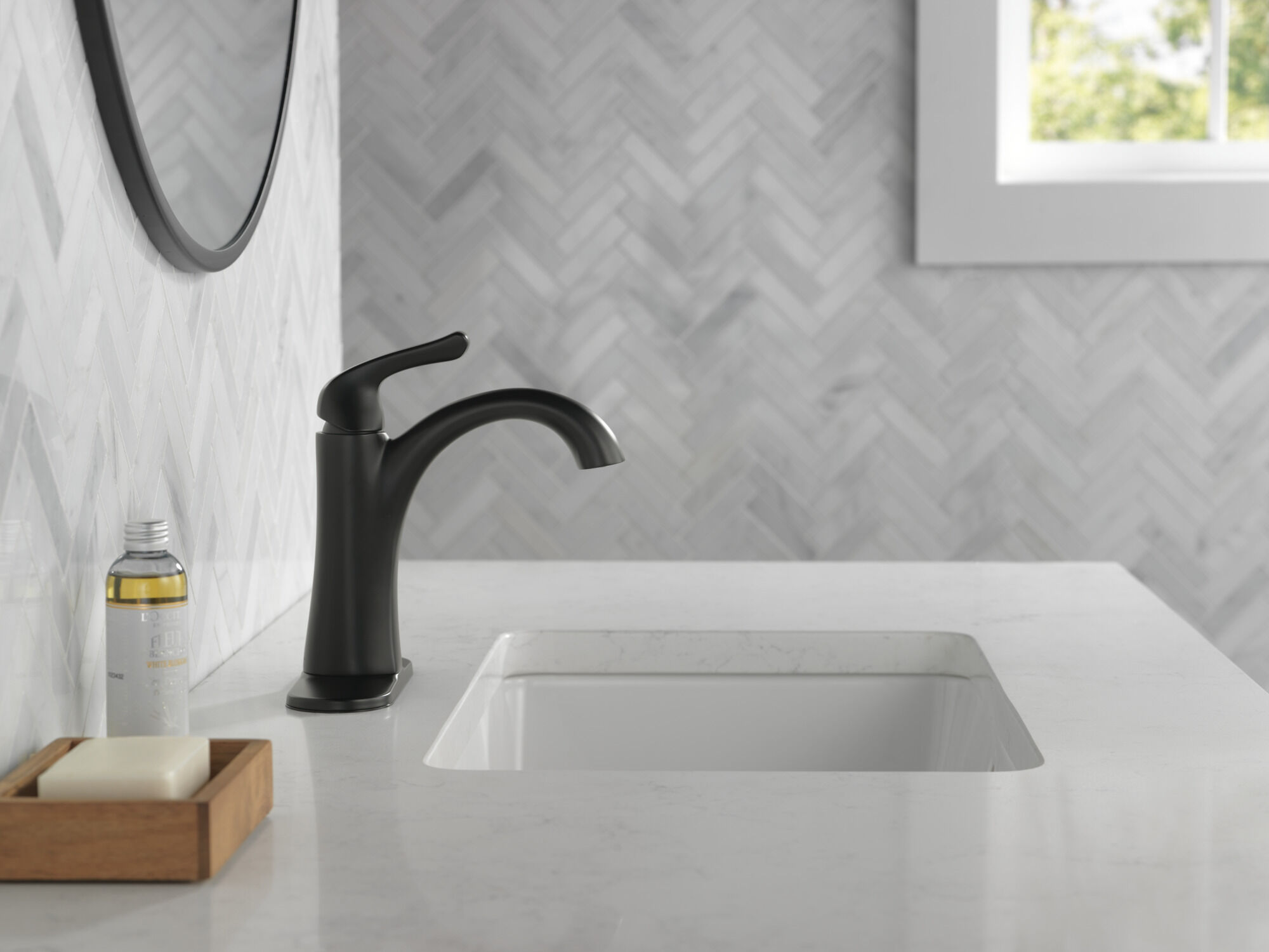 Llave para bano de combinacion de una manija en negro mate 15840LF BL Delta Faucet
