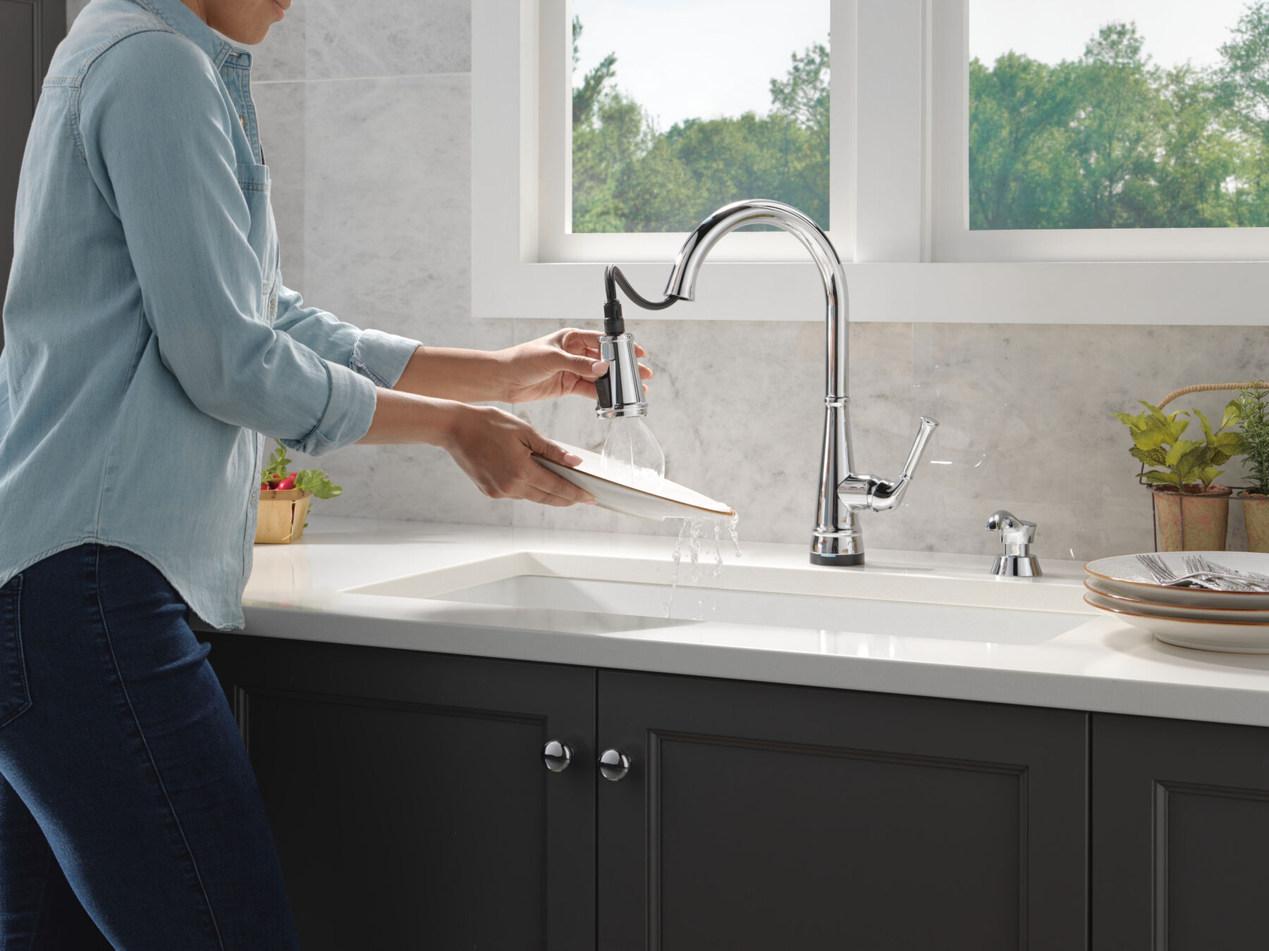 Single Handle Pull-Down Kitchen Faucet with Touch<sub>2</sub>O® Technology and ShieldSpray® Technologies, image 5