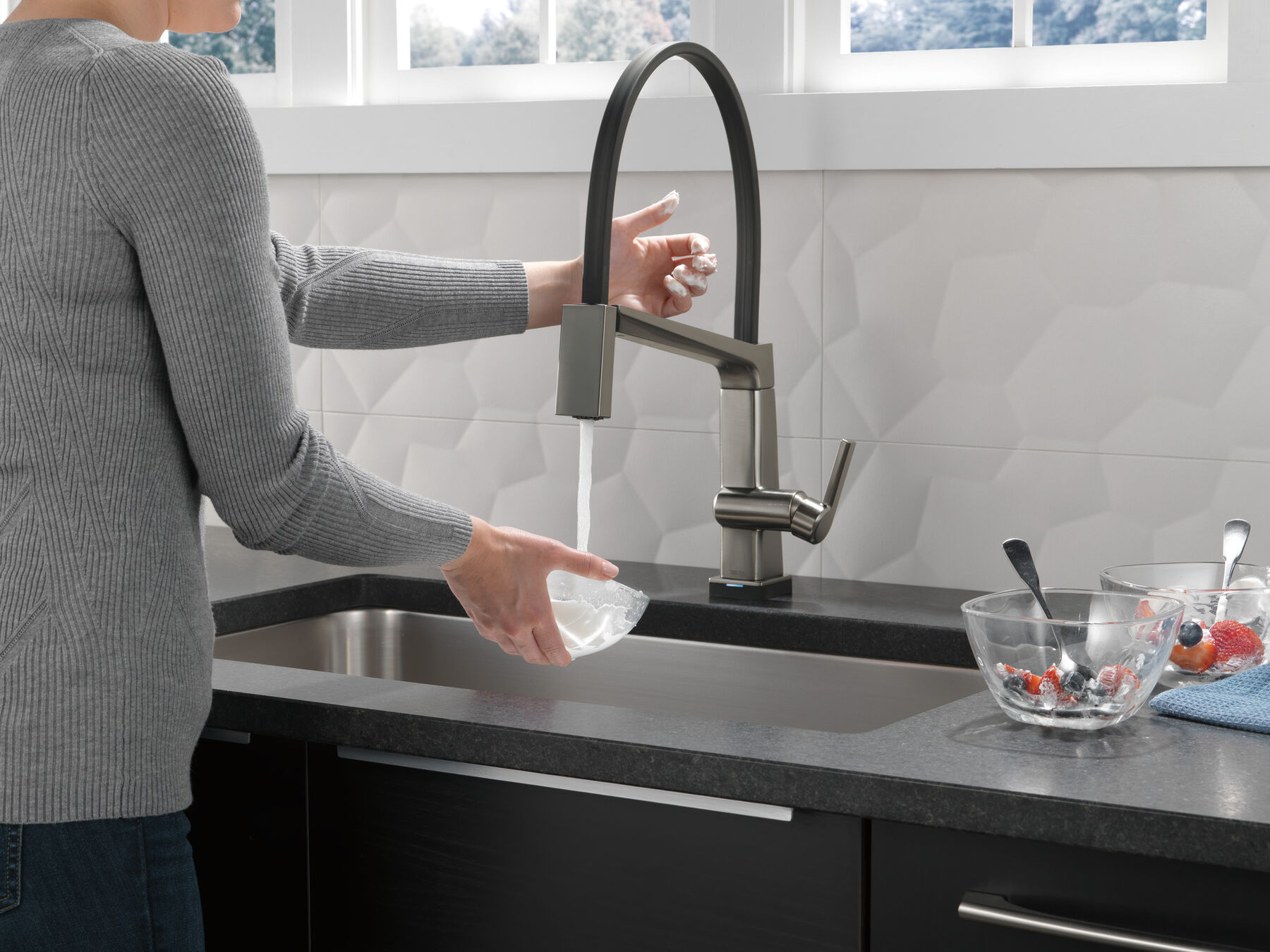 Llave para cocina monomando con manguera expuesta y tecnología Touch<sub>2</sub>O, imagen 6