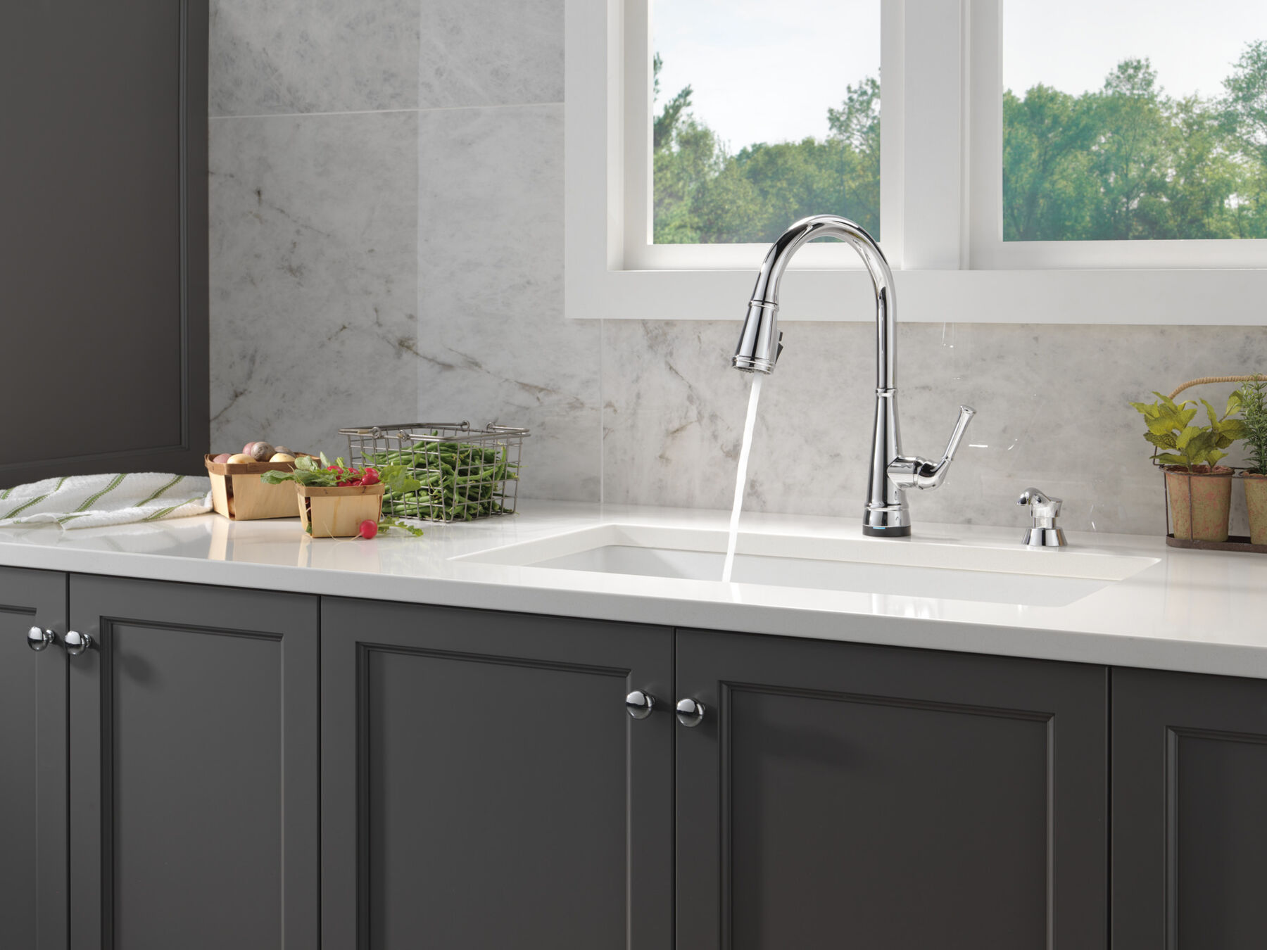 Single Handle Pull-Down Kitchen Faucet with Touch<sub>2</sub>O® Technology and ShieldSpray® Technologies, image 10