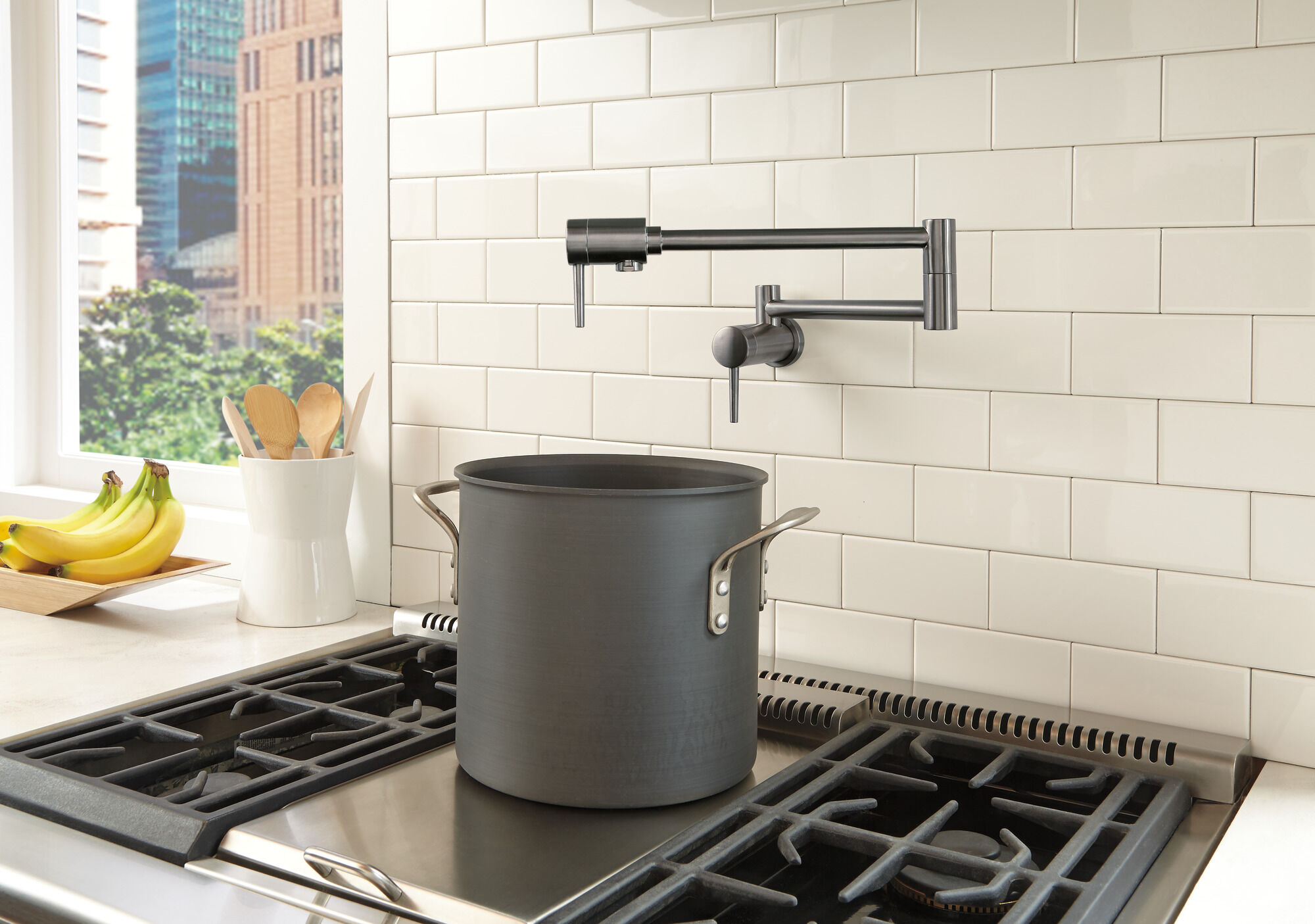 Llave para llenar ollas estilo contemporaneo en acero inoxidable negro 1165LF KS Delta Faucet