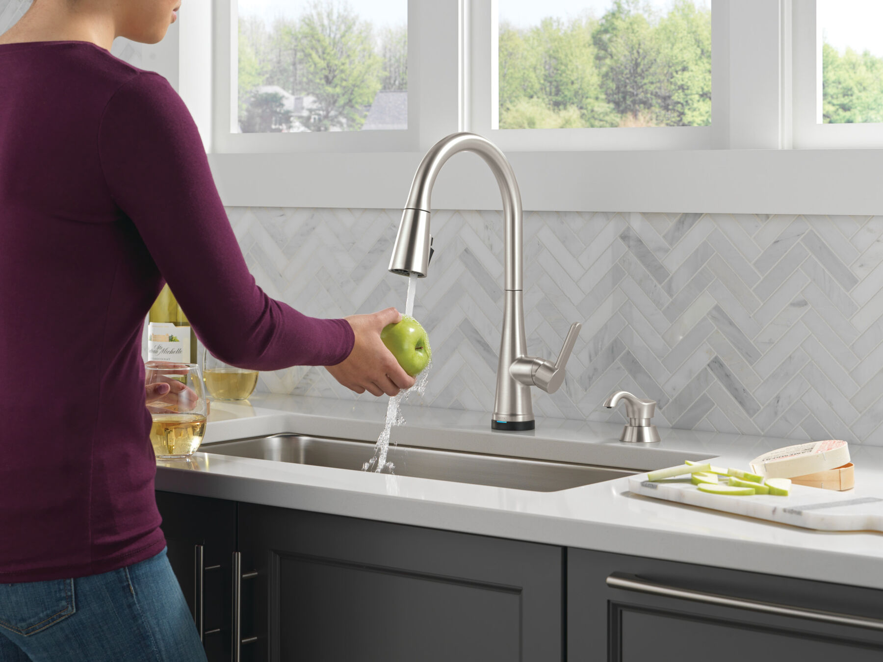 Single Handle Pull-Down Touch<sub>2</sub>O® Technology Kitchen Faucet with Touchless Technology and Soap Dispenser, image 4
