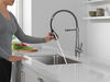 Llave para cocina extensible de una manija con tubo de salida con muelle